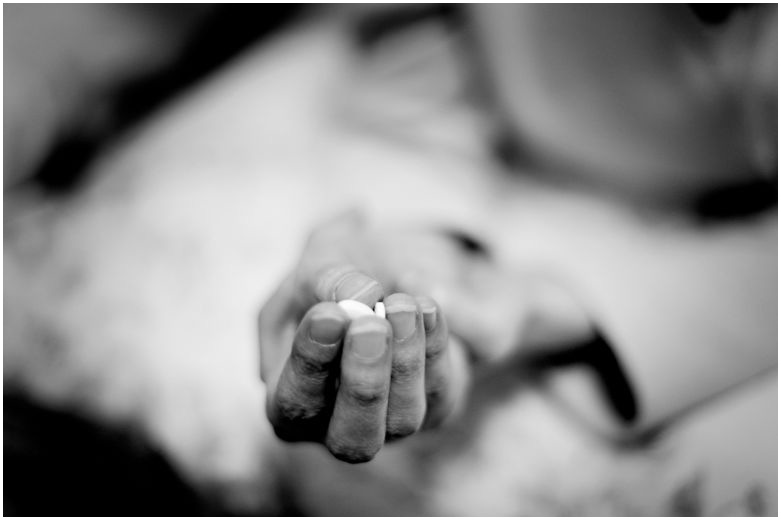 Кэти&nbsp;держит некоторые из ее ежедневных лекарств перед тем как принять их