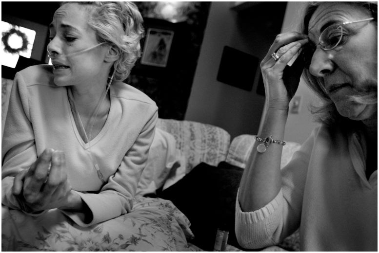 Рядом находилась и её мать Ники, которая оставила работу, чтобы иметь возможность заботиться о дочери