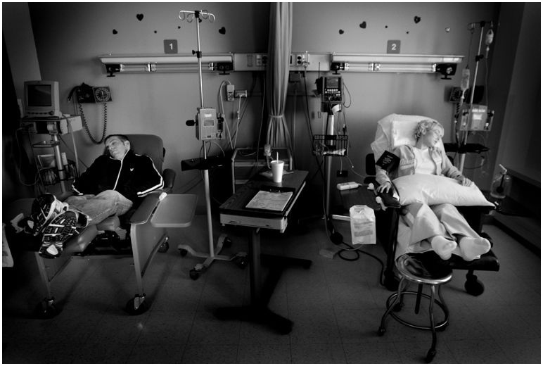 Ник Годвин пытается немного отдохнуть, пока его невеста, лежит под капельницей