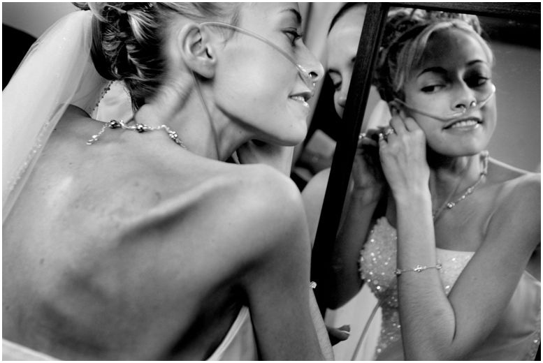 Кэти надевает серьги за несколько минут до того,&nbsp;как&nbsp;пойти под венец с Ником