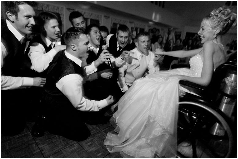 Кэти на своей инвалидной коляске с кислородной трубкой слушает песню от мужа и его друзей