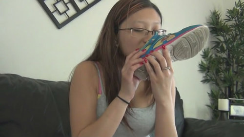 Девушка нюхает свой кроссовок, вызывая в себе ненависть к бывшему