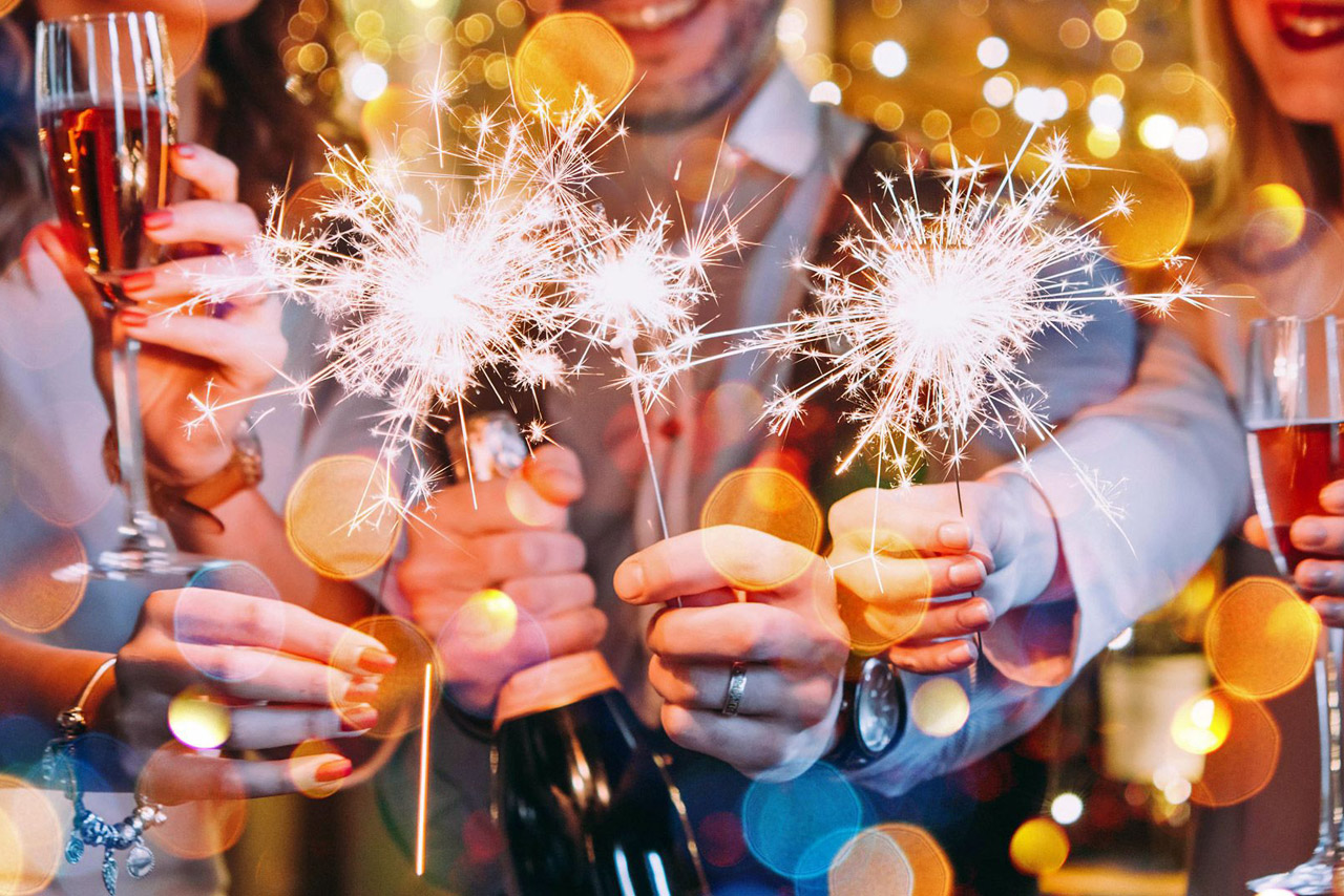 Как подписать открытку на Новый год для сотрудников: примеры