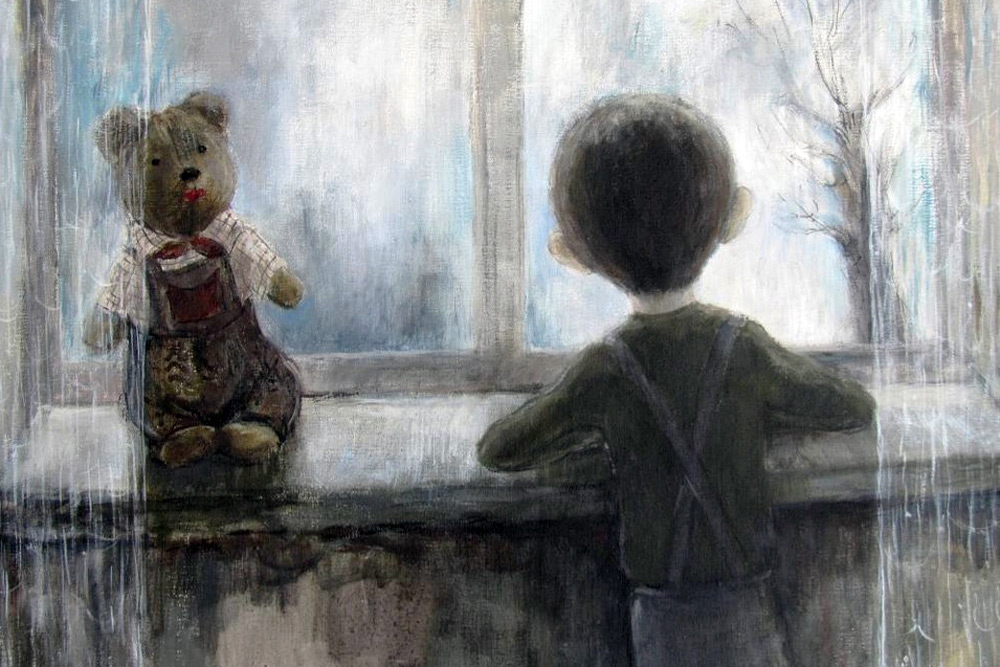 Мальчик приходит домой, расшнуровывает ботинки