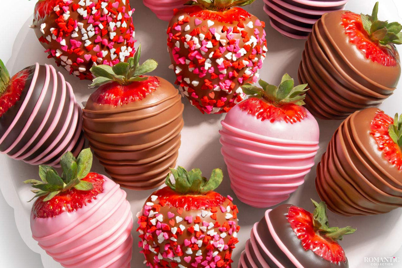 Десерт клубника в розовом шоколаде