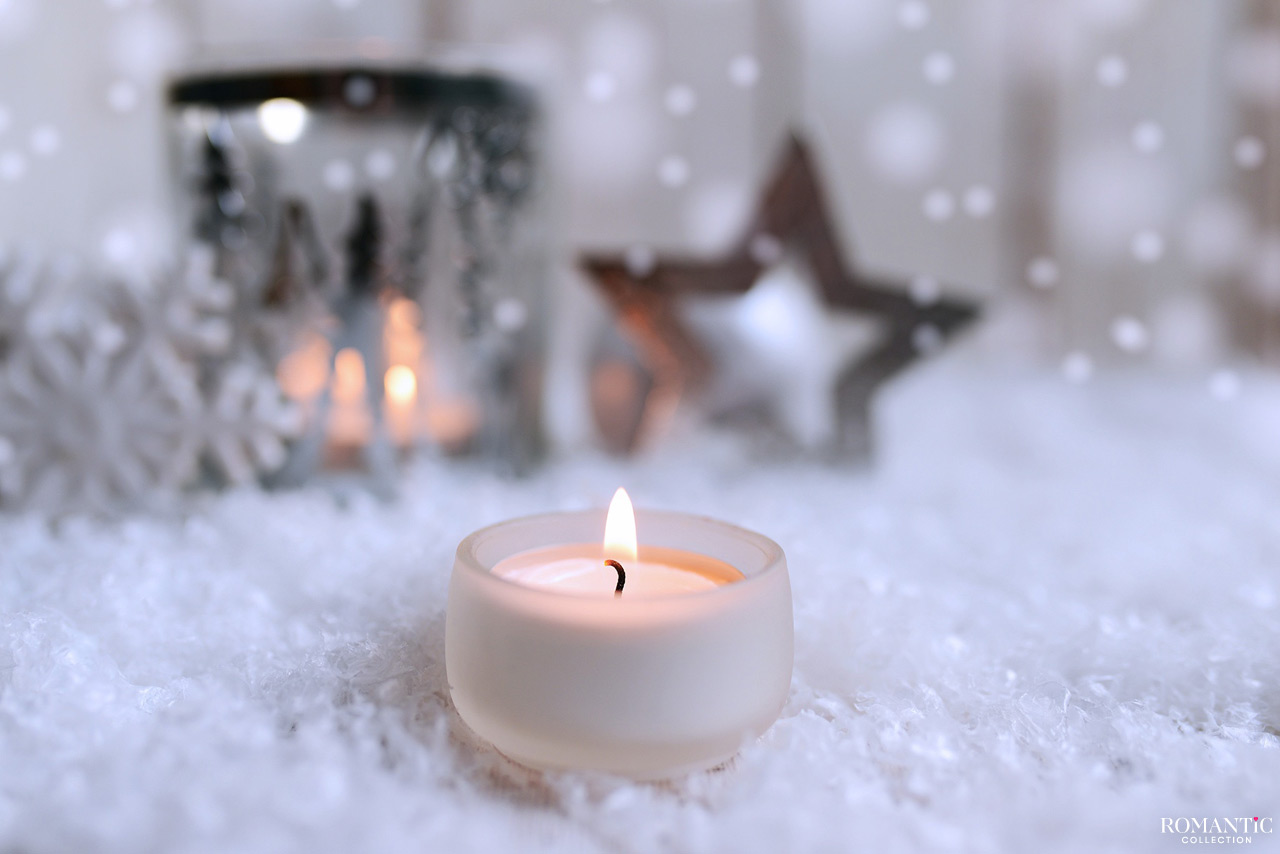 Сердце из свечей на снегу