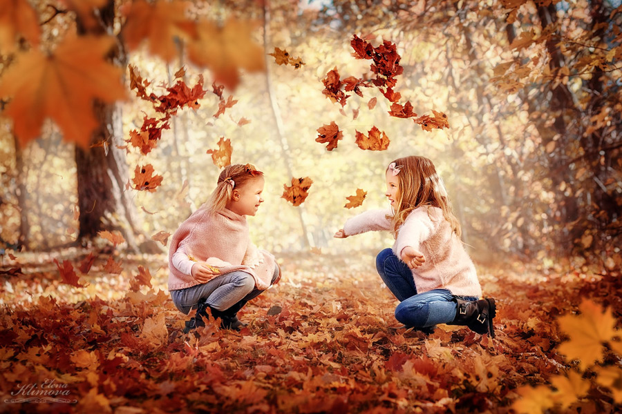 Прыгать в опавшей листве