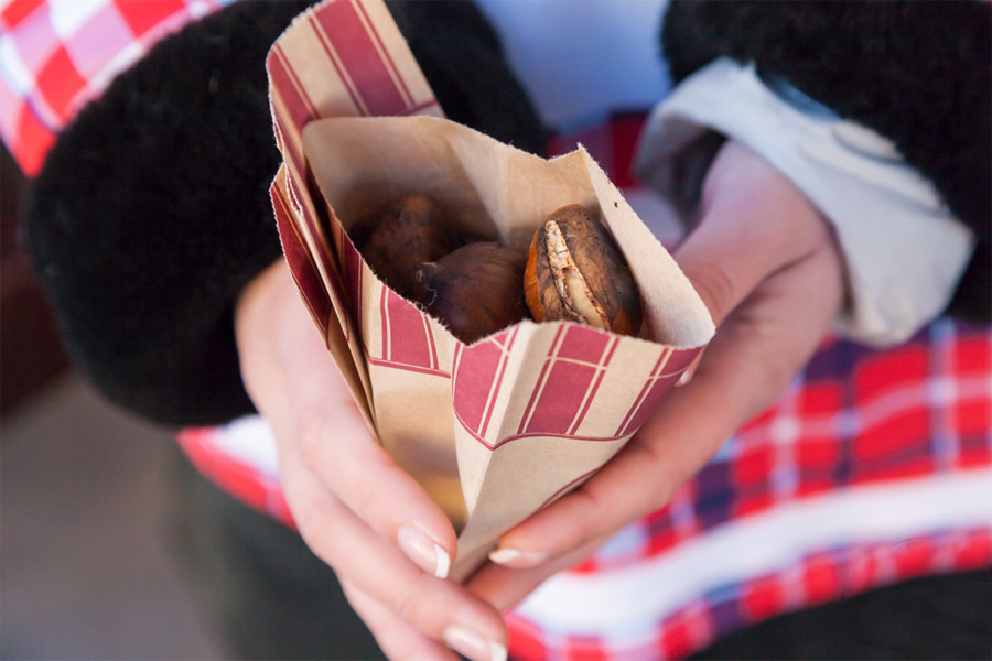 Купить печеные каштаны у уличных продавцов