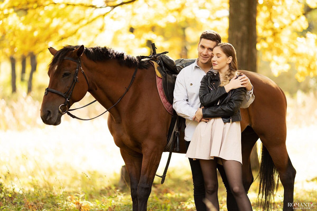 Конная прогулка на свидании в лесу
