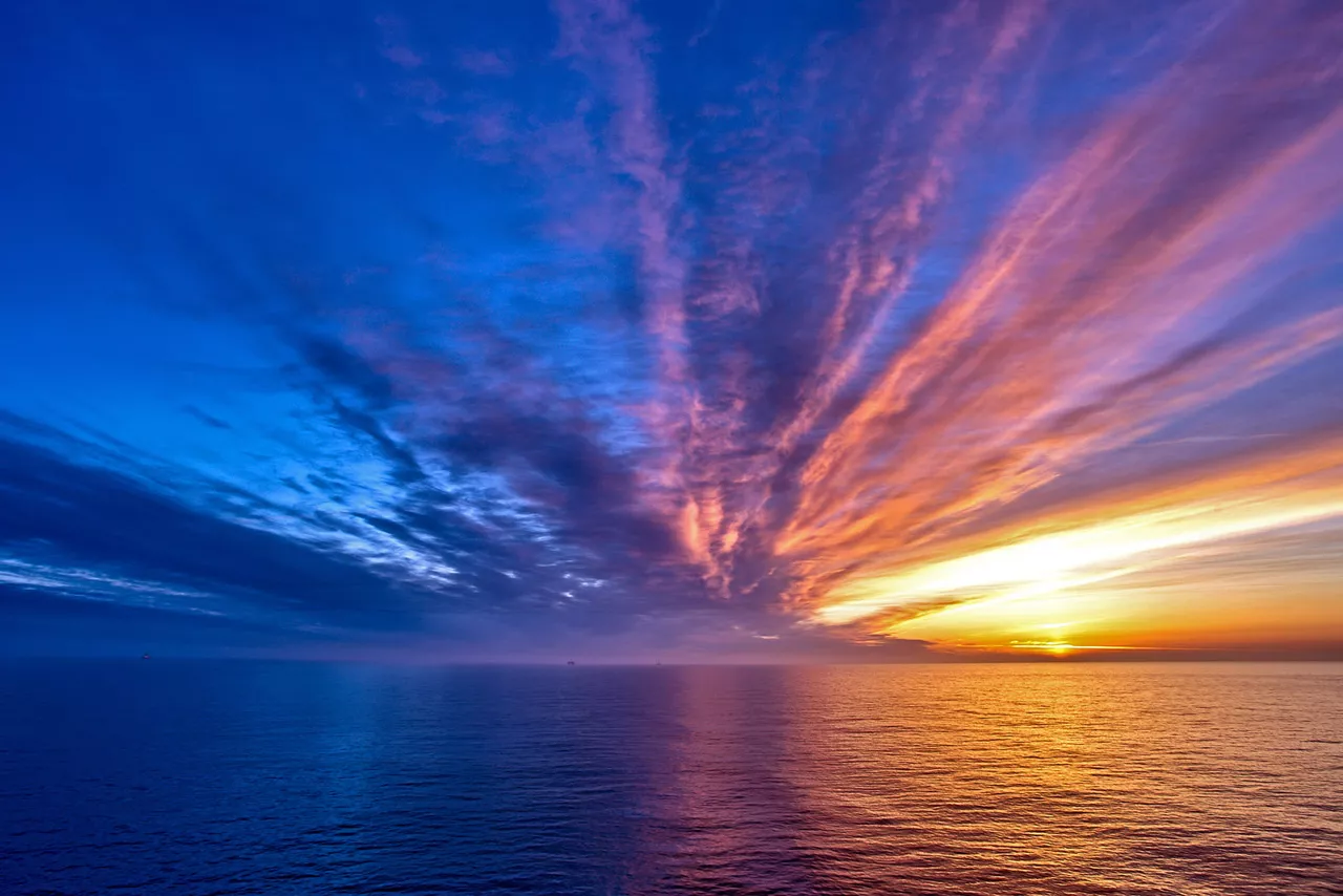 Красивые облака на закате