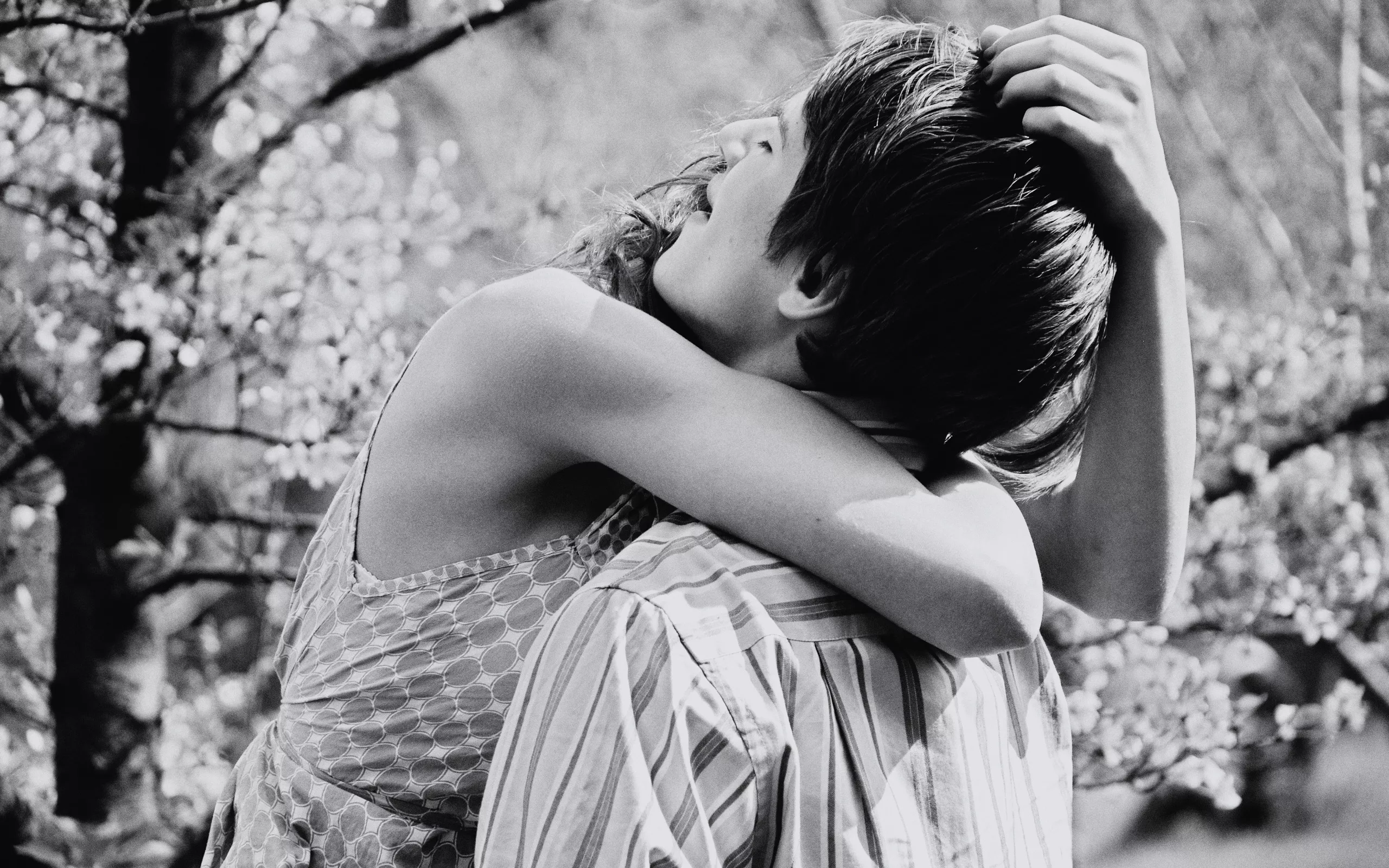 Нежные объятия