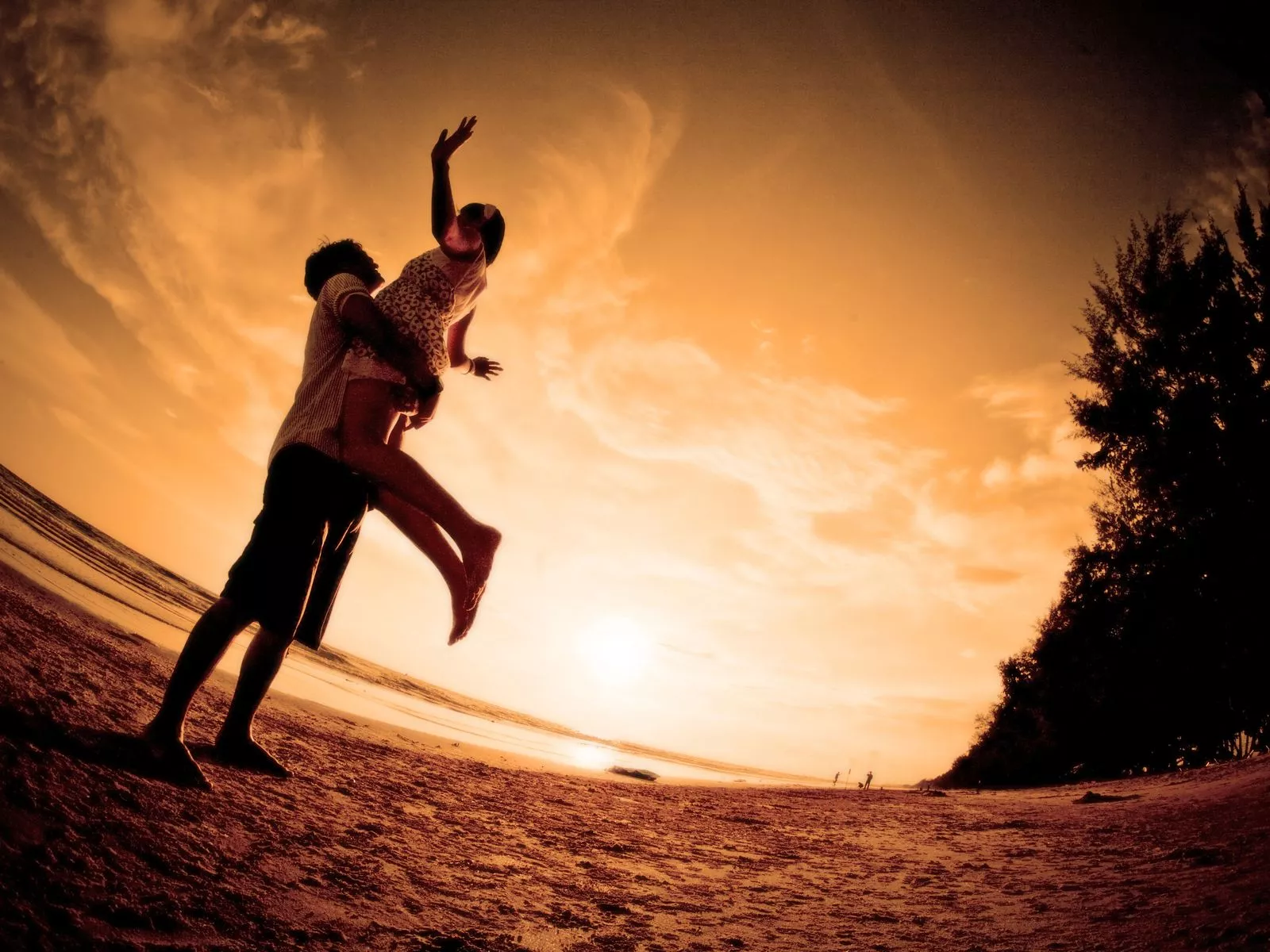 Влюбленные на закате солнца