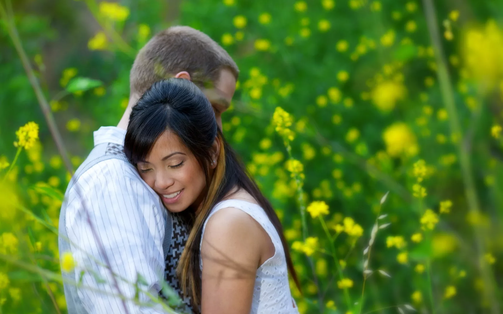 Влюбленные на лугу