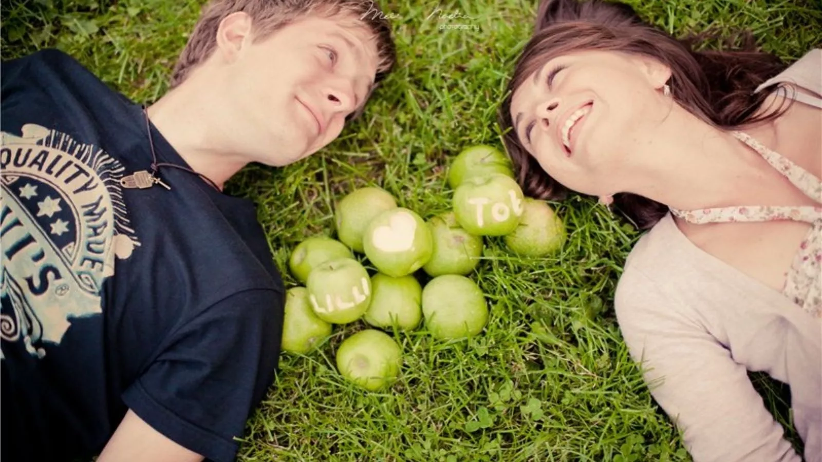 Влюбленные с яблоками