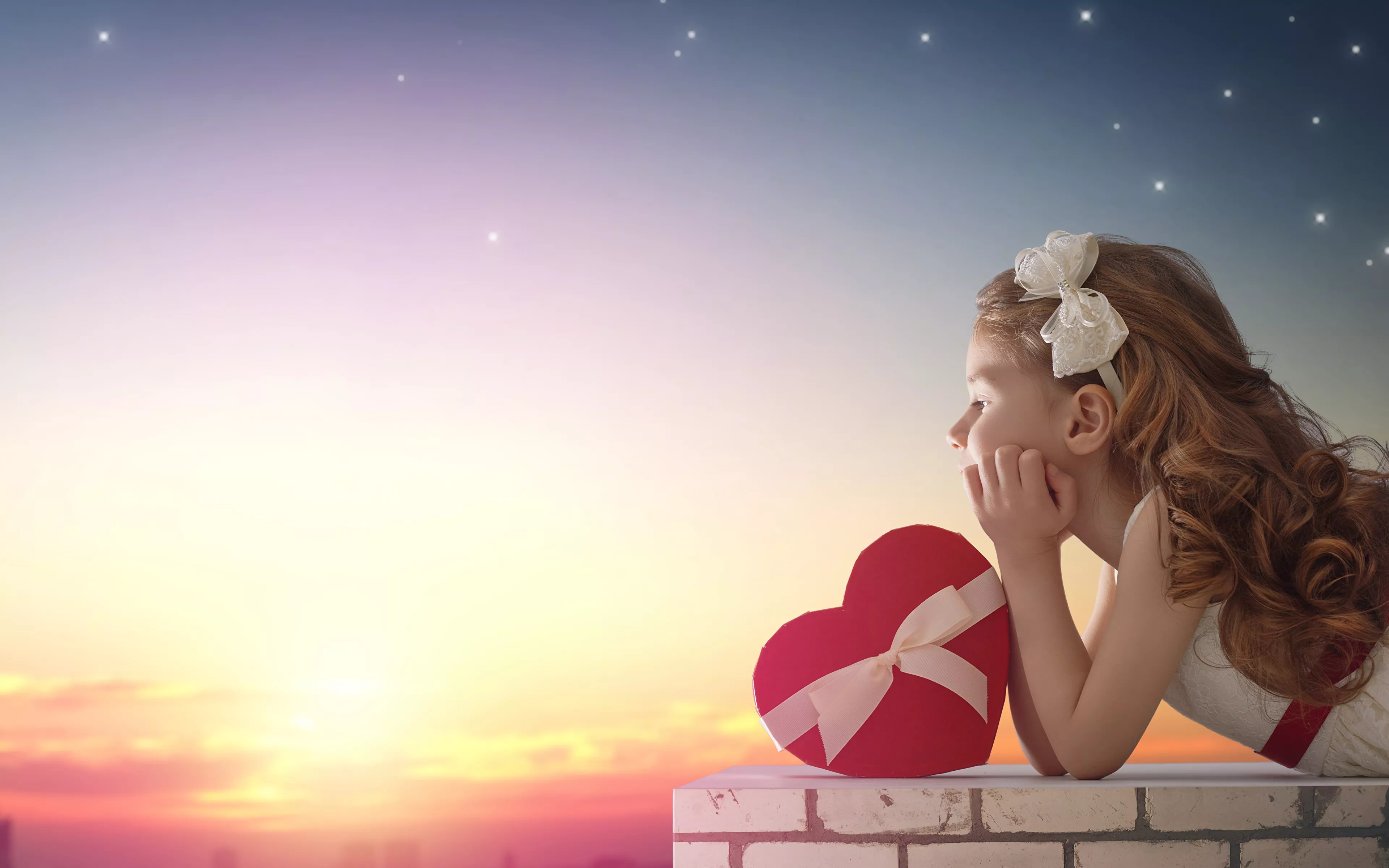 Девочка с сердцем на закате