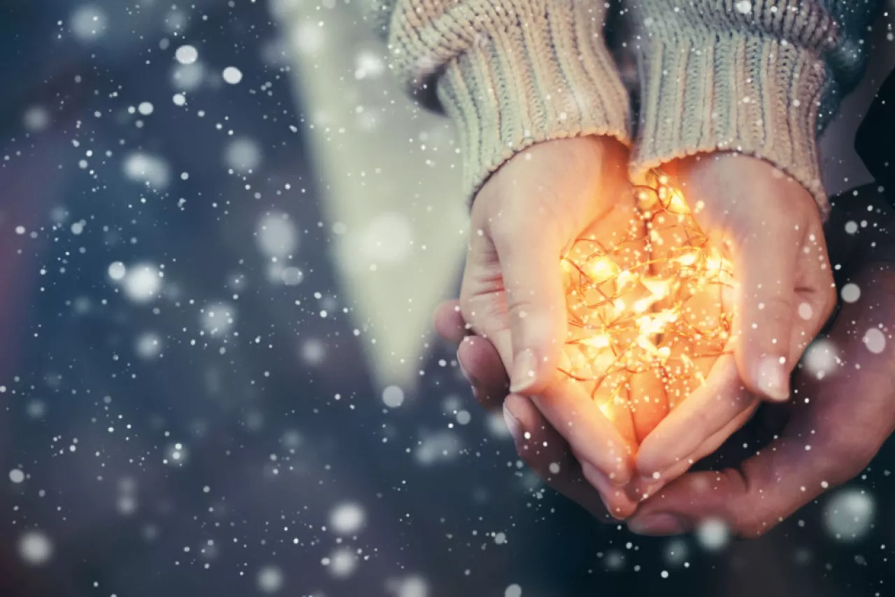 Чтобы просто коснуться пальцев...