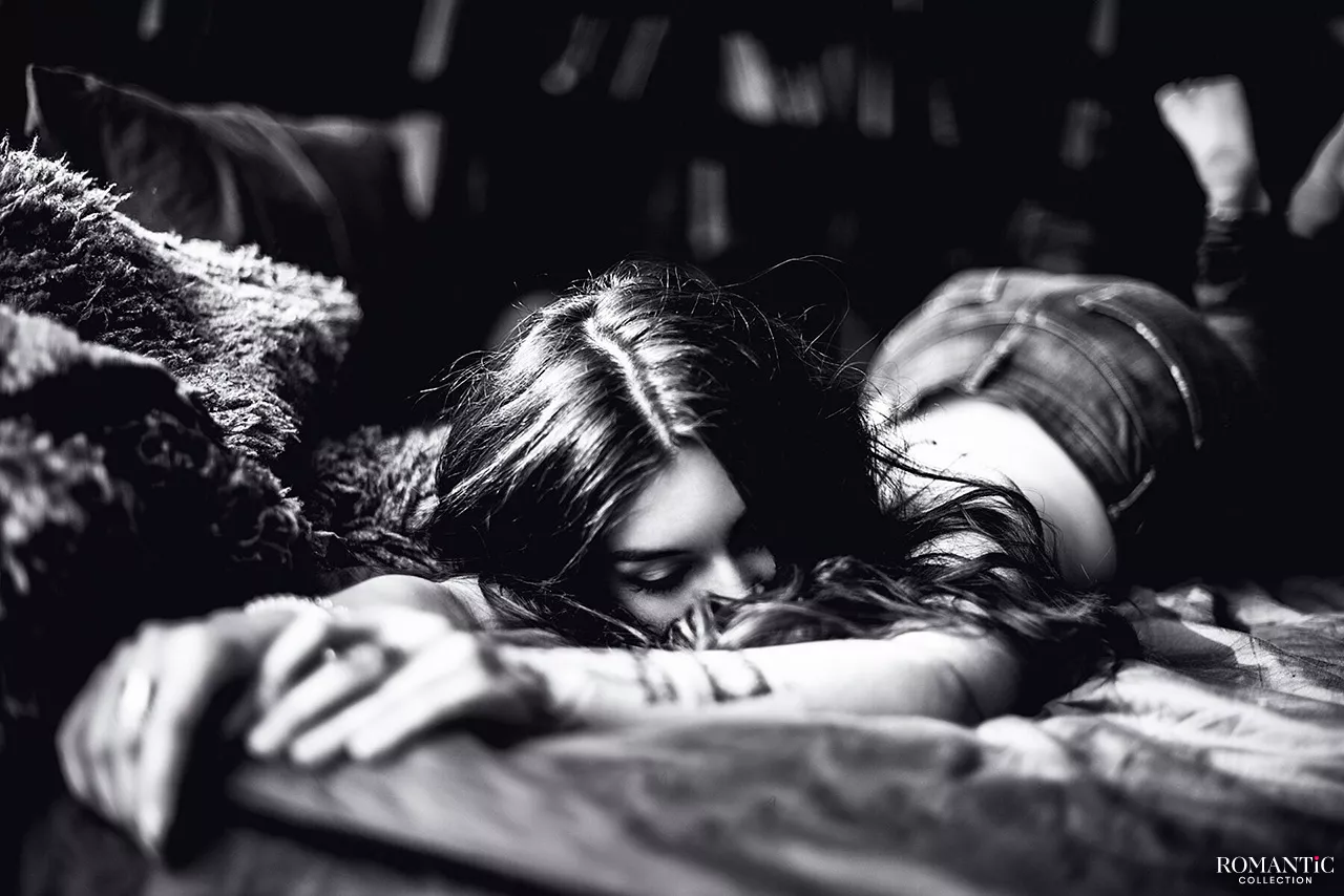 Кошка тихо мурлычет у него на коленях