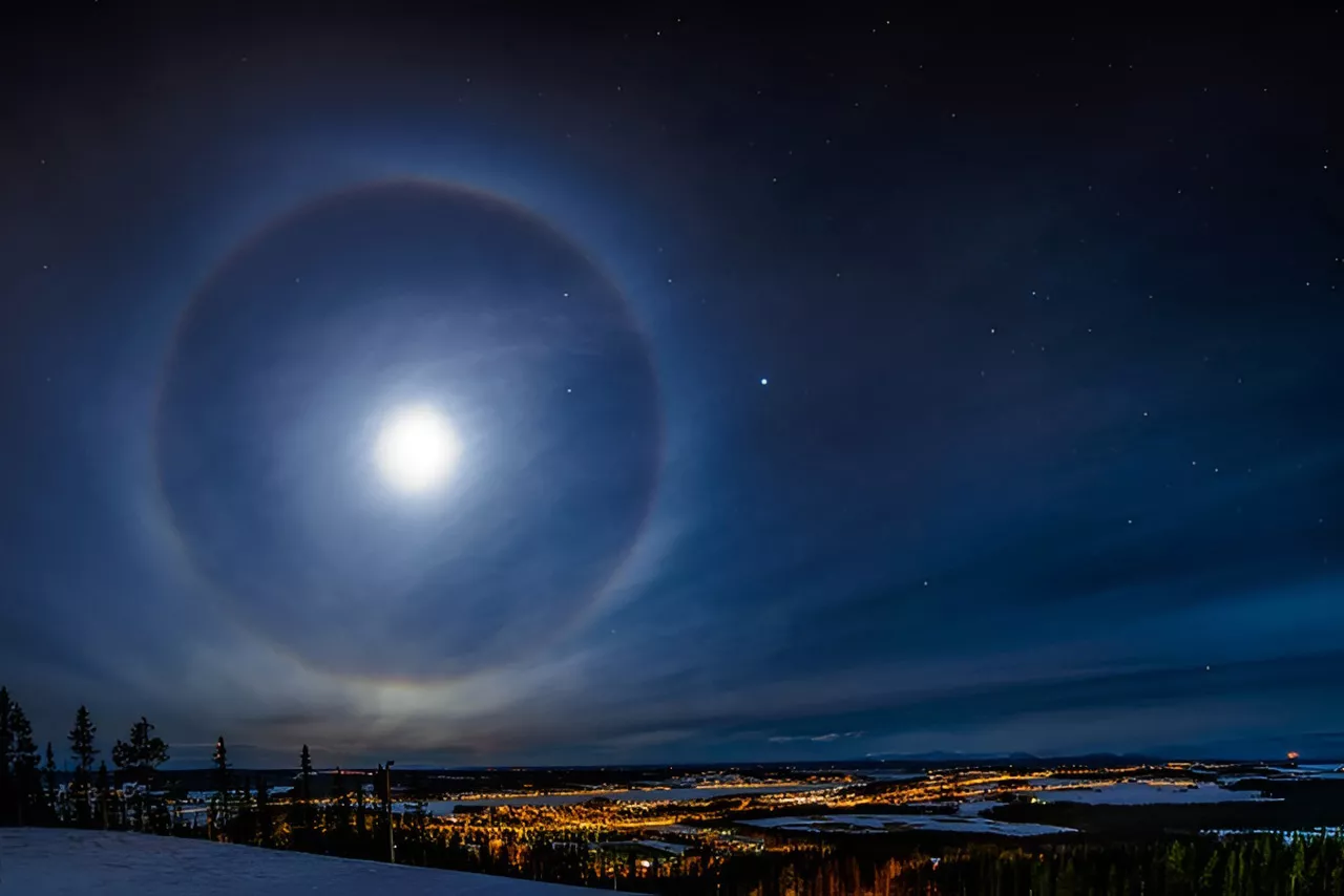 Фантастическая лунная радуга