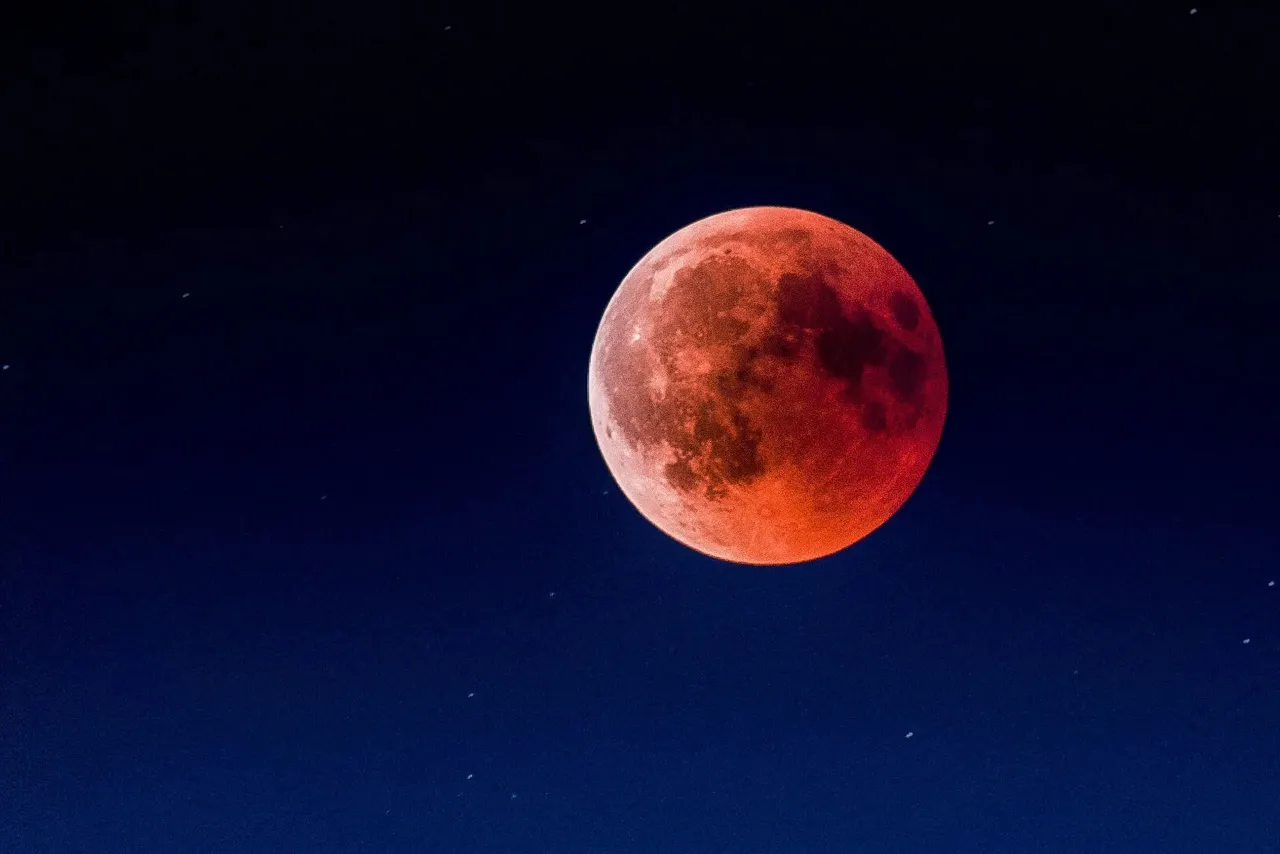 Над Россией взошла кровавая луна