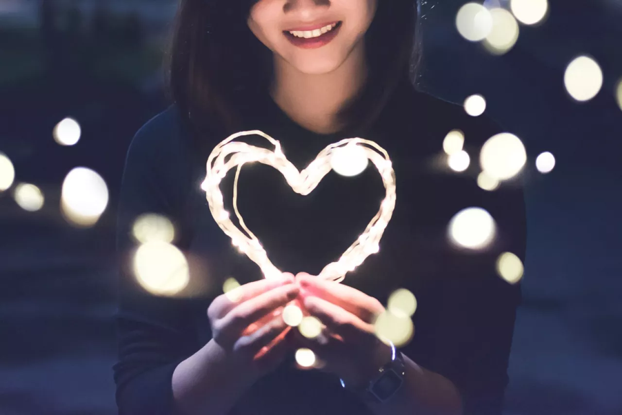 Здесь ты не с пустыми руками, в них – любовь