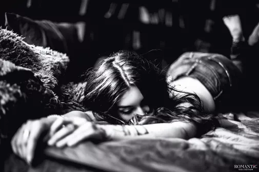 Кошка тихо мурлычет у него на коленях