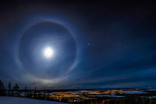 Фантастическая лунная радуга