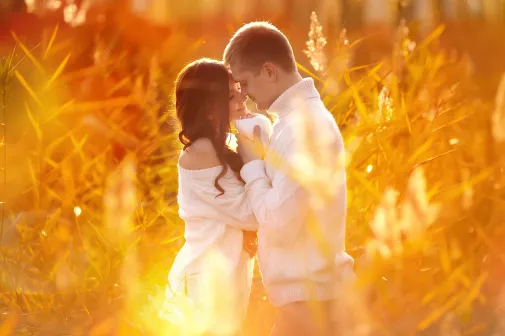 8 неромантичных признаков, что он влюблен в вас