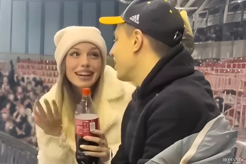 Девушка поет Зима в сердце на хоккейном матче для любимого