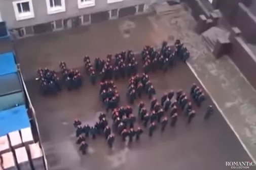 Видео: Предложение руки и сердца ротой МЧС