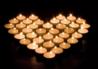 Обои о любви: Сердце из свечей