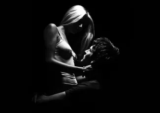 Обои о любви: Влюблённая пара в темноте