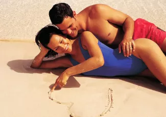 Обои о любви: Влюблённые на пляже