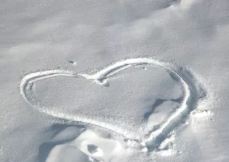 Обои о любви: Сердце на снегу