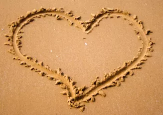 Обои о любви: Сердце на песке