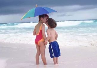 Обои о любви: Поцелуй малышей