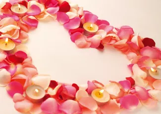 Обои о любви: Сердце из лепестков