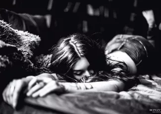 Кошка тихо мурлычет у него на коленях