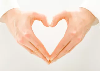 Обои о любви: Сердце из рук