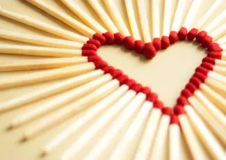 Обои о любви: Сердце из спичек