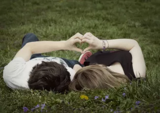 Обои о любви: Влюбленные на траве
