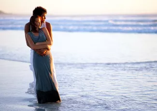 Обои о любви: Влюбленные у моря