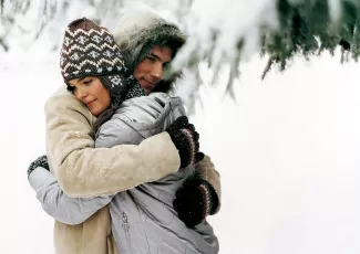 Обои о любви: Влюбленные в снежном лесу