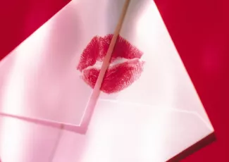 Обои о любви: Поцелуй на конверте