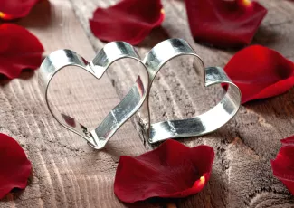 Обои о любви: Сердце и лепестки