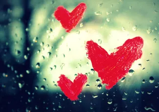 Обои о любви: Сердечки на окне