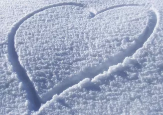 Обои о любви: Сердце на снегу