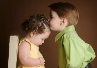 Обои о любви: Детский поцелуй