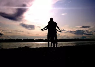 Обои о любви: Влюбленные на берегу реки