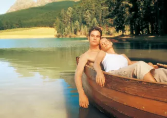 Обои о любви: Влюбленные в лодке