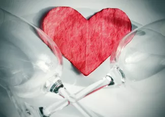 Обои о любви: Сердце и бокалы